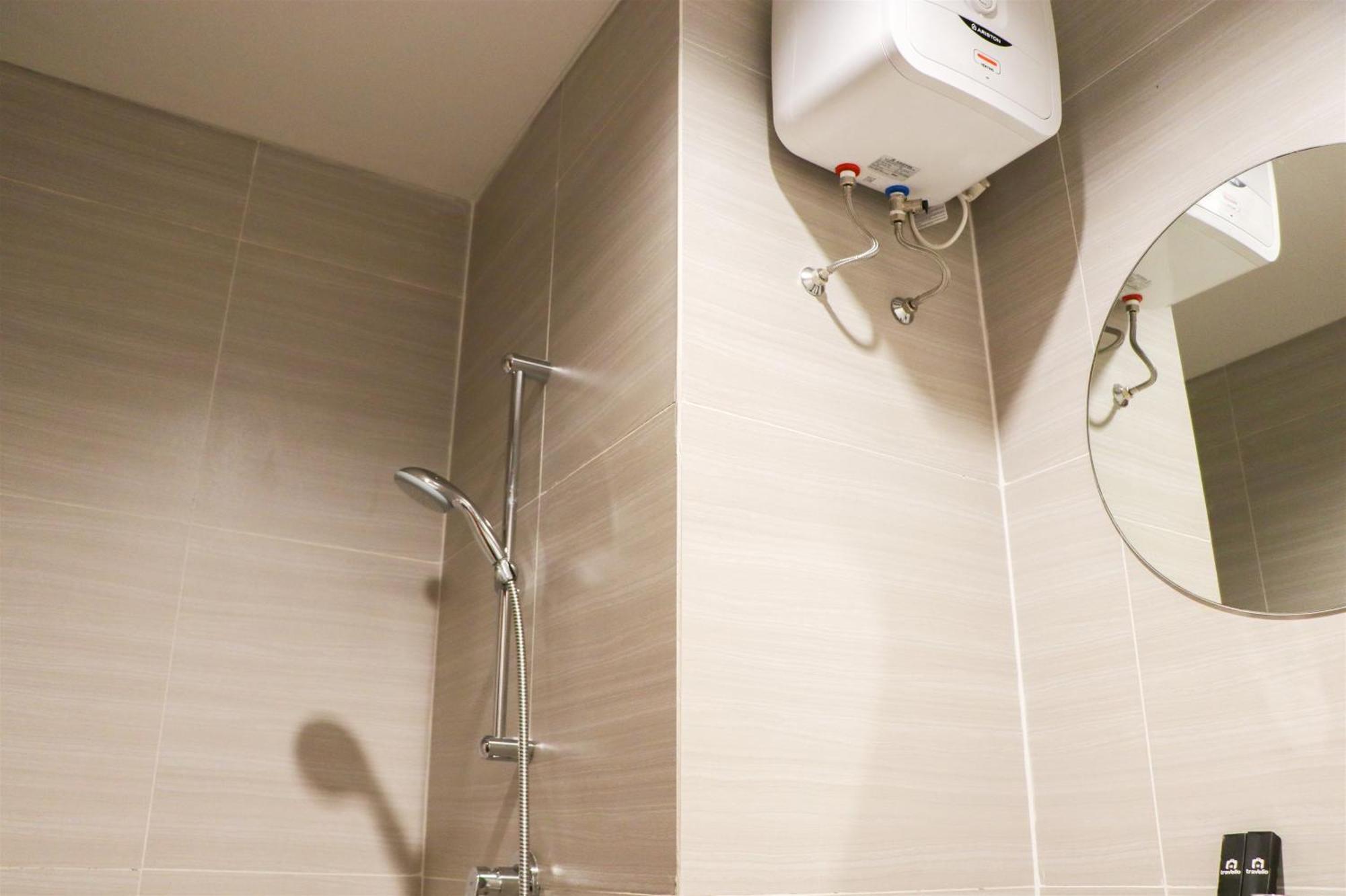 Good And Comfy West Vista By Travelio * Jakarta